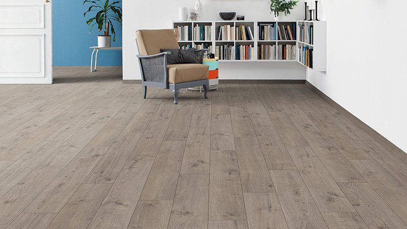 Ламинат Haro Tritty 100 Gran Via 4V Дуб Портлэнд Серый 533139 2200×243×8 фото в интерьере